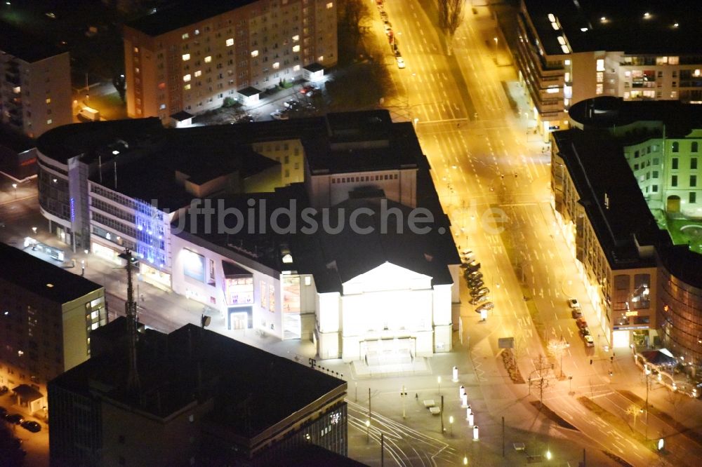 Nacht-Luftaufnahme Magdeburg - Nachtluftbild Gebäude des Konzerthauses und Theater- Schauspielhauses im Ortsteil Altstadt in Magdeburg im Bundesland Sachsen-Anhalt