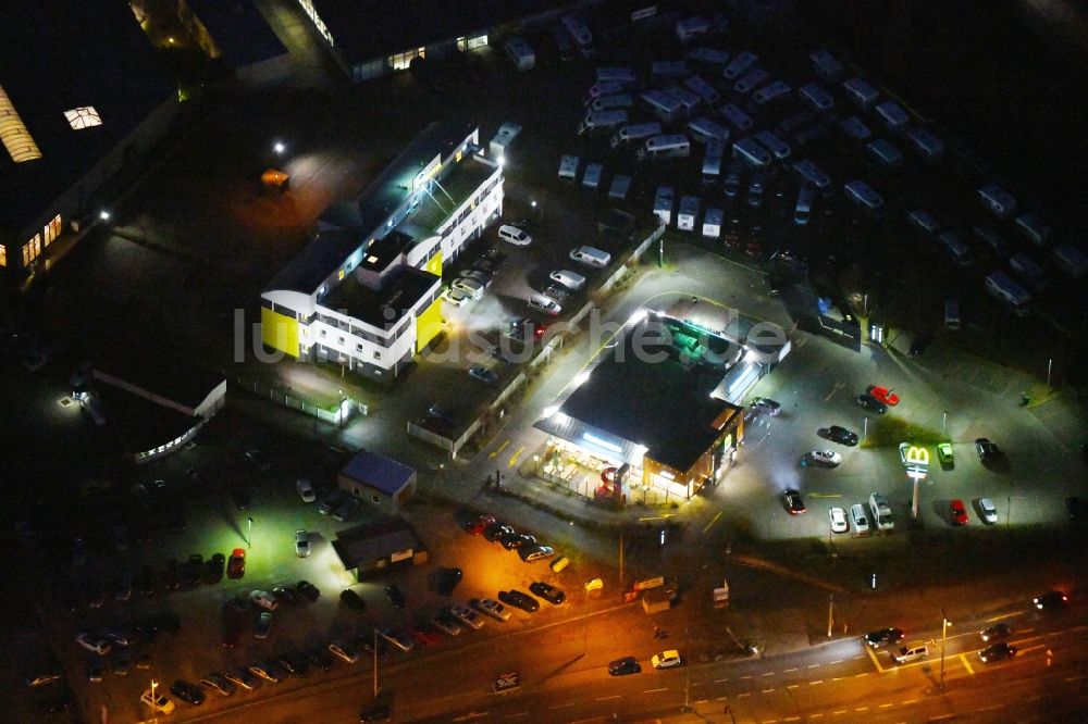 Braunschweig bei Nacht von oben - Nachtluftbild Gebäude des McDonald's Restaurant im Ortsteil Veltenhof-Rühme in Braunschweig im Bundesland Niedersachsen, Deutschland