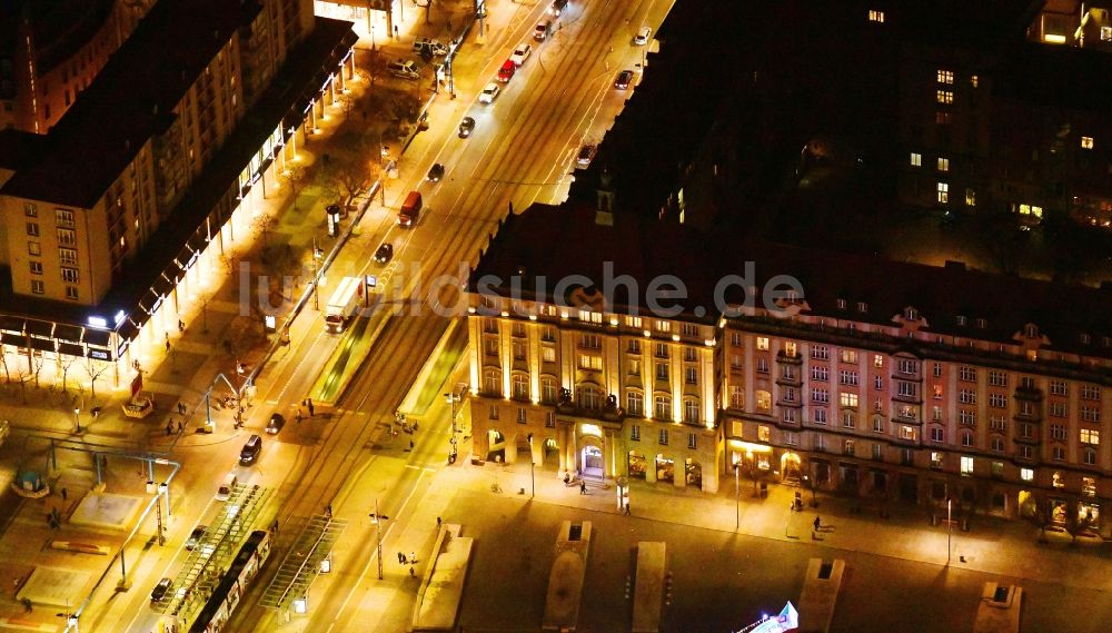 Dresden bei Nacht von oben - Nachtluftbild Gebäude des Restaurant Altmarktkeller - Dresdner Bierhaus im Ortsteil Zentrum in Dresden im Bundesland Sachsen, Deutschland