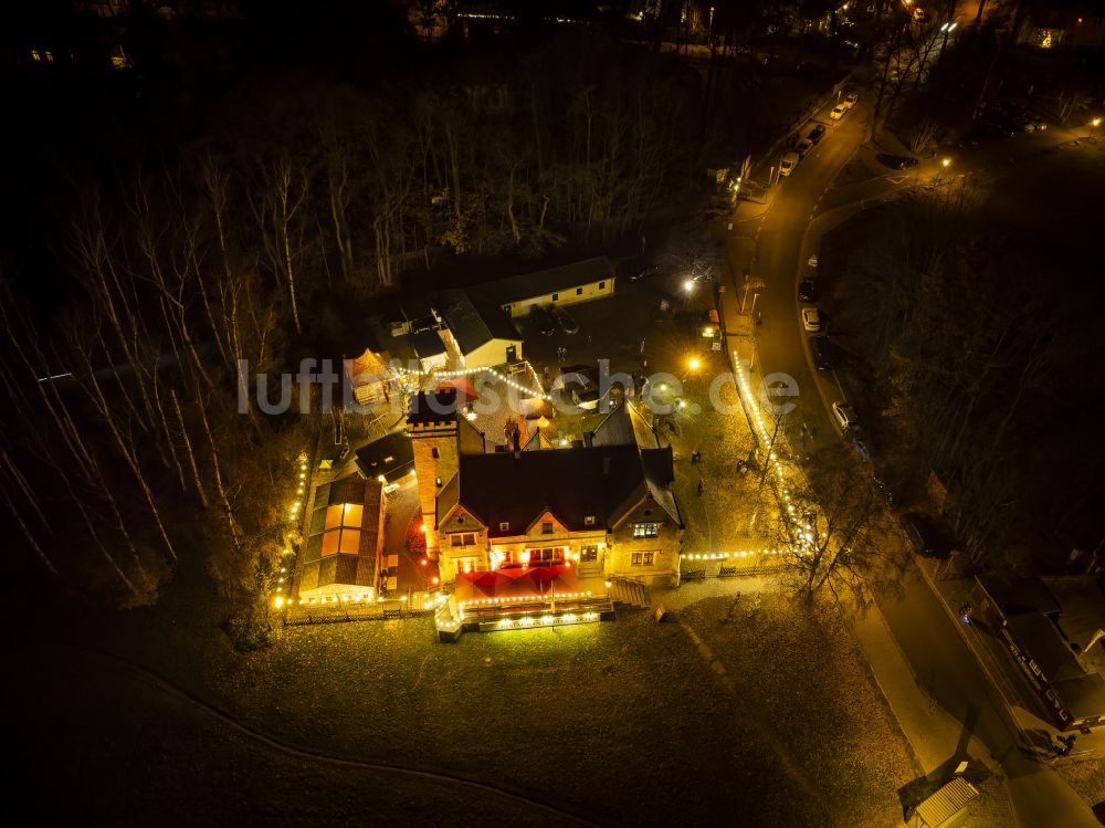 Dresden bei Nacht aus der Vogelperspektive: Nachtluftbild Gebäude des Restaurant Fährhaus Kleinzschachwitz in Dresden im Bundesland Sachsen, Deutschland