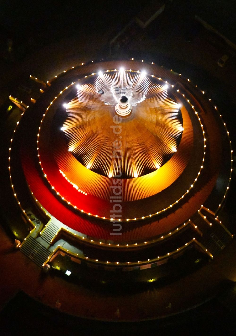 Nacht-Luftaufnahme Hohen Neuendorf - Nachtluftbild Gebäude des Restaurant Himmelspagode in Hohen Neuendorf im Bundesland Brandenburg, Deutschland