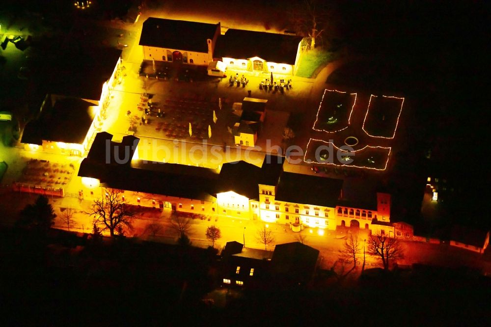 Potsdam bei Nacht aus der Vogelperspektive: Nachtluftbild Gebäude des Restaurant Krongut Bornstedt im Ortsteil Bornstedt in Potsdam im Bundesland Brandenburg, Deutschland