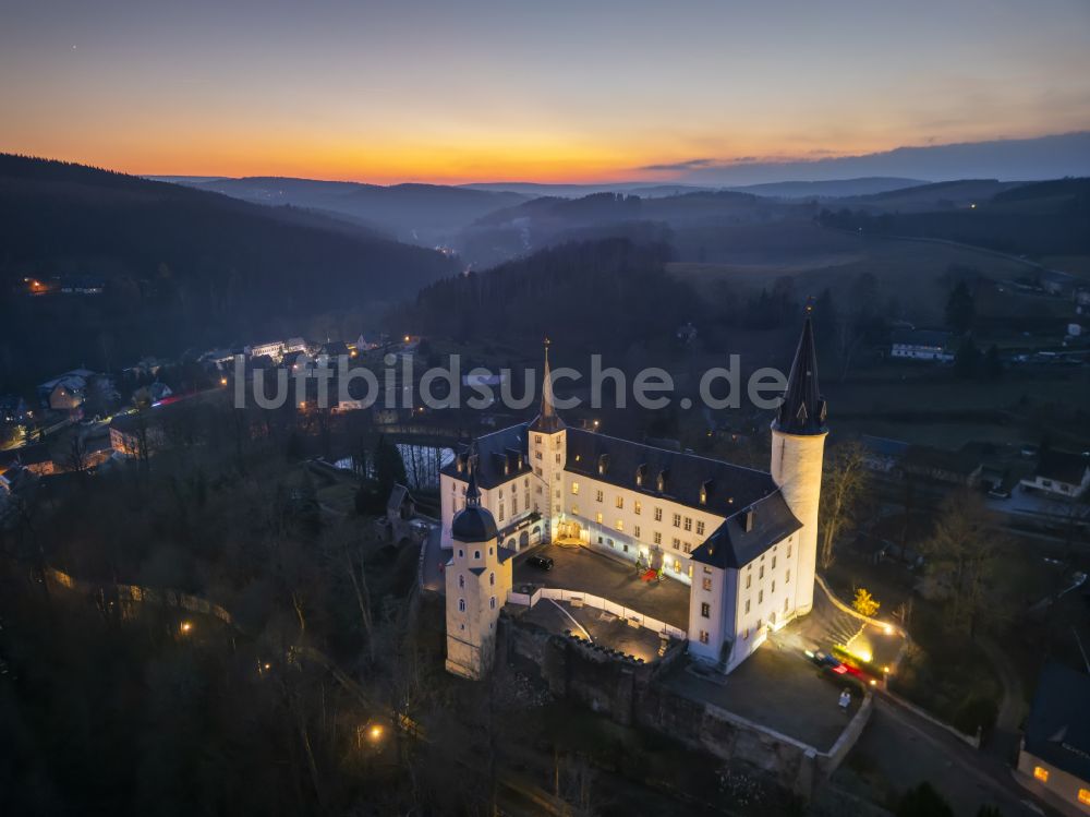 Nachtluftbild Neuhausen/Erzgebirge - Nachtluftbild Gebäude des Schlosshotel Schloss Purschenstein in Neuhausen/Erzgebirge im Bundesland Sachsen, Deutschland