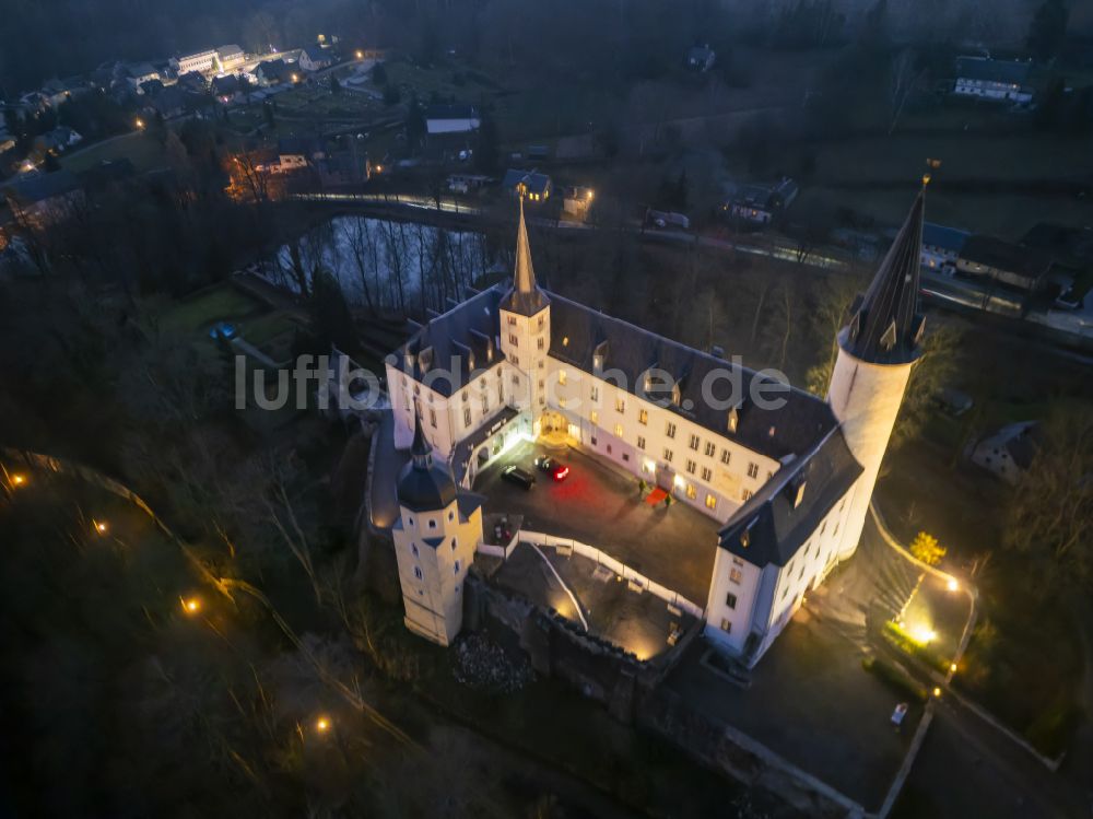 Nacht-Luftaufnahme Neuhausen/Erzgebirge - Nachtluftbild Gebäude des Schlosshotel Schloss Purschenstein in Neuhausen/Erzgebirge im Bundesland Sachsen, Deutschland