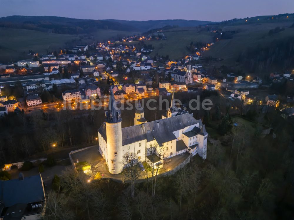 Neuhausen/Erzgebirge bei Nacht von oben - Nachtluftbild Gebäude des Schlosshotel Schloss Purschenstein in Neuhausen/Erzgebirge im Bundesland Sachsen, Deutschland