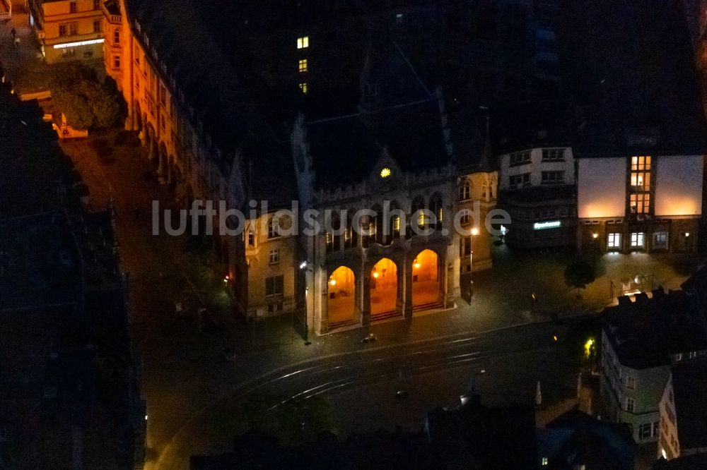 Erfurt bei Nacht von oben - Nachtluftbild Gebäude der Stadtverwaltung - historisches Rathaus am Fischmarkt in Erfurt im Bundesland Thüringen, Deutschland