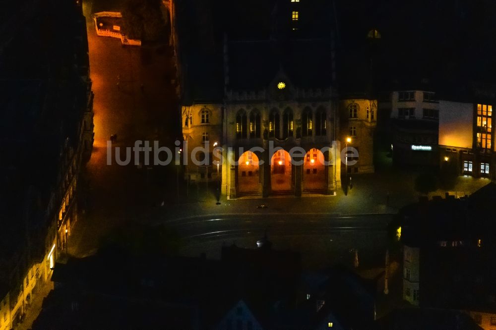 Erfurt bei Nacht aus der Vogelperspektive: Nachtluftbild Gebäude der Stadtverwaltung - historisches Rathaus am Fischmarkt in Erfurt im Bundesland Thüringen, Deutschland