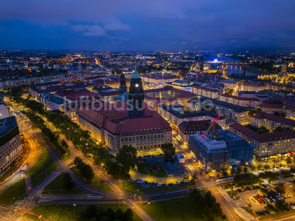 Dresden bei Nacht aus der Vogelperspektive: Nachtluftbild Gebäude der Stadtverwaltung - Rathaus Dresden in Dresden im Bundesland Sachsen