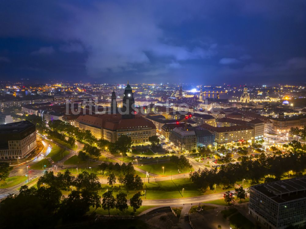 Nacht-Luftaufnahme Dresden - Nachtluftbild Gebäude der Stadtverwaltung - Rathaus Dresden in Dresden im Bundesland Sachsen