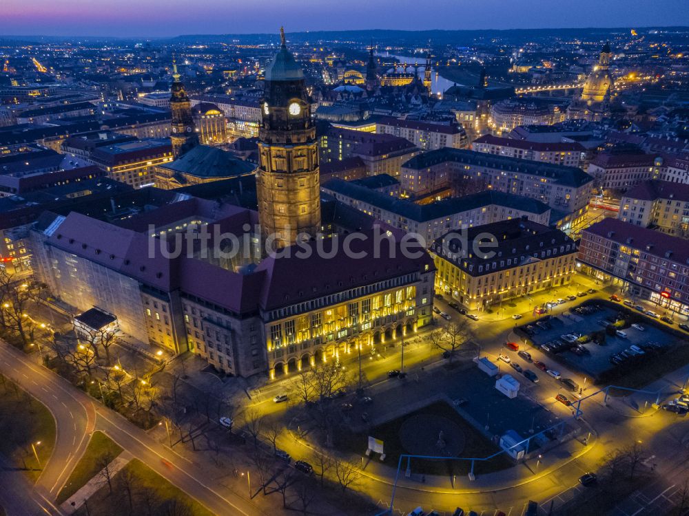 Nacht-Luftaufnahme Dresden - Nachtluftbild Nachtluftbild Gebäude der Stadtverwaltung - Rathaus Dresden in Dresden im Bundesland Sachsen