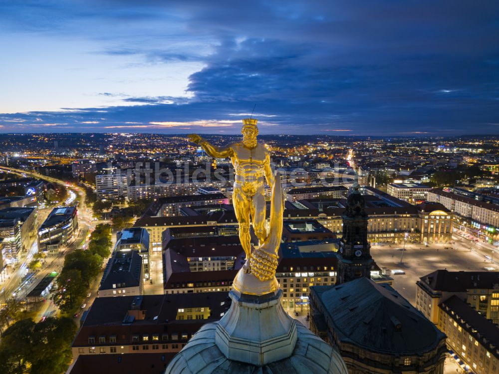 Dresden bei Nacht von oben - Nachtluftbild Nachtluftbild Gebäude der Stadtverwaltung - Rathaus Dresden in Dresden im Bundesland Sachsen