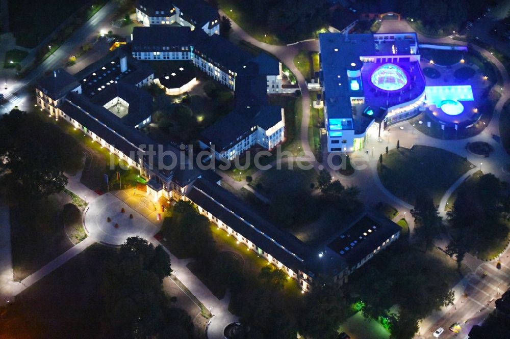 Bad Rothenfelde bei Nacht aus der Vogelperspektive: Nachtluftbild Gebäude der Stadtverwaltung - Rathaus - Kurverwaltung in Bad Rothenfelde im Bundesland Niedersachsen, Deutschland