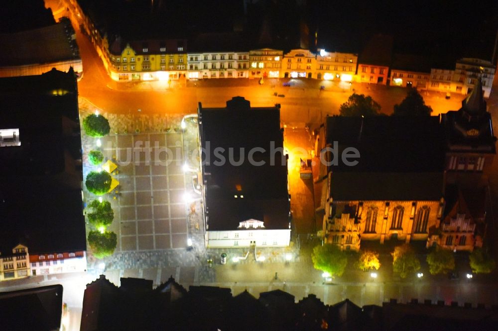 Nachtluftbild Güstrow - Nachtluftbild Gebäude der Stadtverwaltung - Rathaus am Marktplatz in Güstrow im Bundesland Mecklenburg-Vorpommern, Deutschland