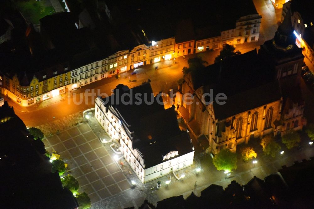 Güstrow bei Nacht aus der Vogelperspektive: Nachtluftbild Gebäude der Stadtverwaltung - Rathaus am Marktplatz in Güstrow im Bundesland Mecklenburg-Vorpommern, Deutschland