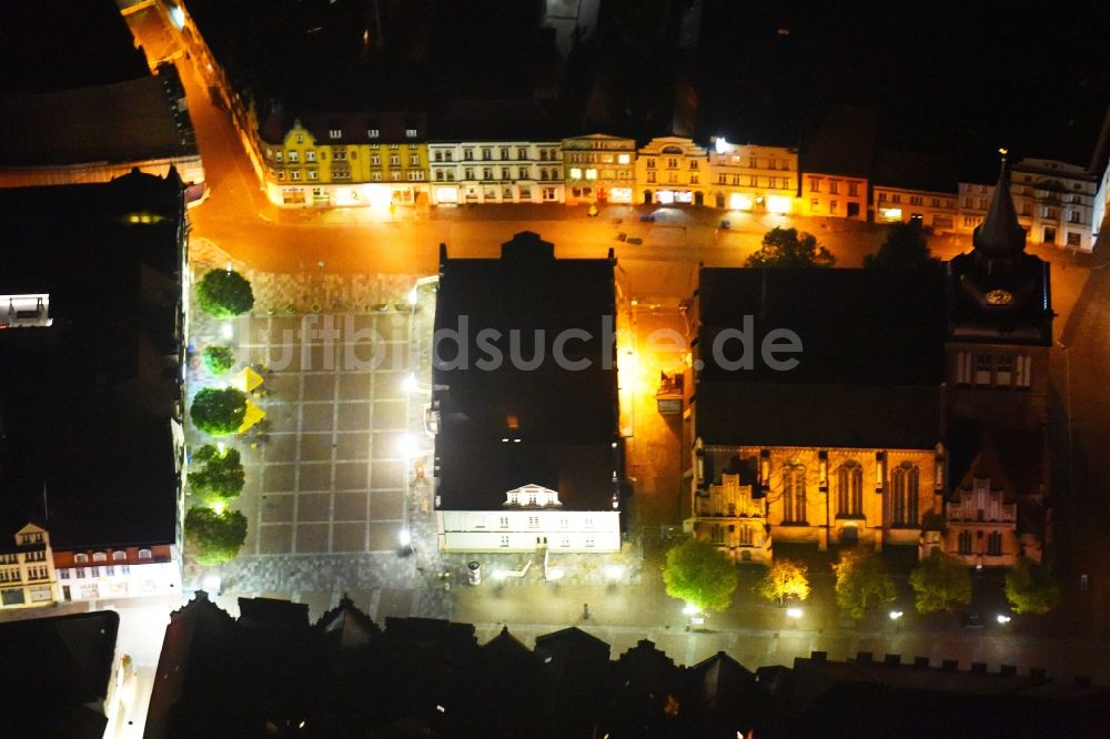 Nacht-Luftaufnahme Güstrow - Nachtluftbild Gebäude der Stadtverwaltung - Rathaus am Marktplatz in Güstrow im Bundesland Mecklenburg-Vorpommern, Deutschland