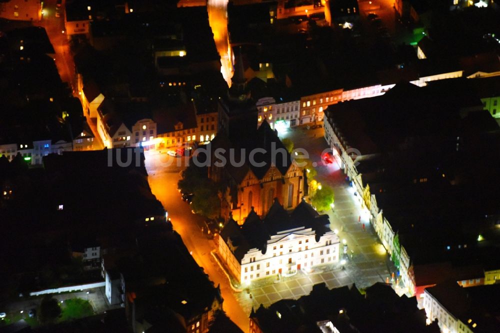 Nachtluftbild Güstrow - Nachtluftbild Gebäude der Stadtverwaltung - Rathaus am Marktplatz in Güstrow im Bundesland Mecklenburg-Vorpommern, Deutschland