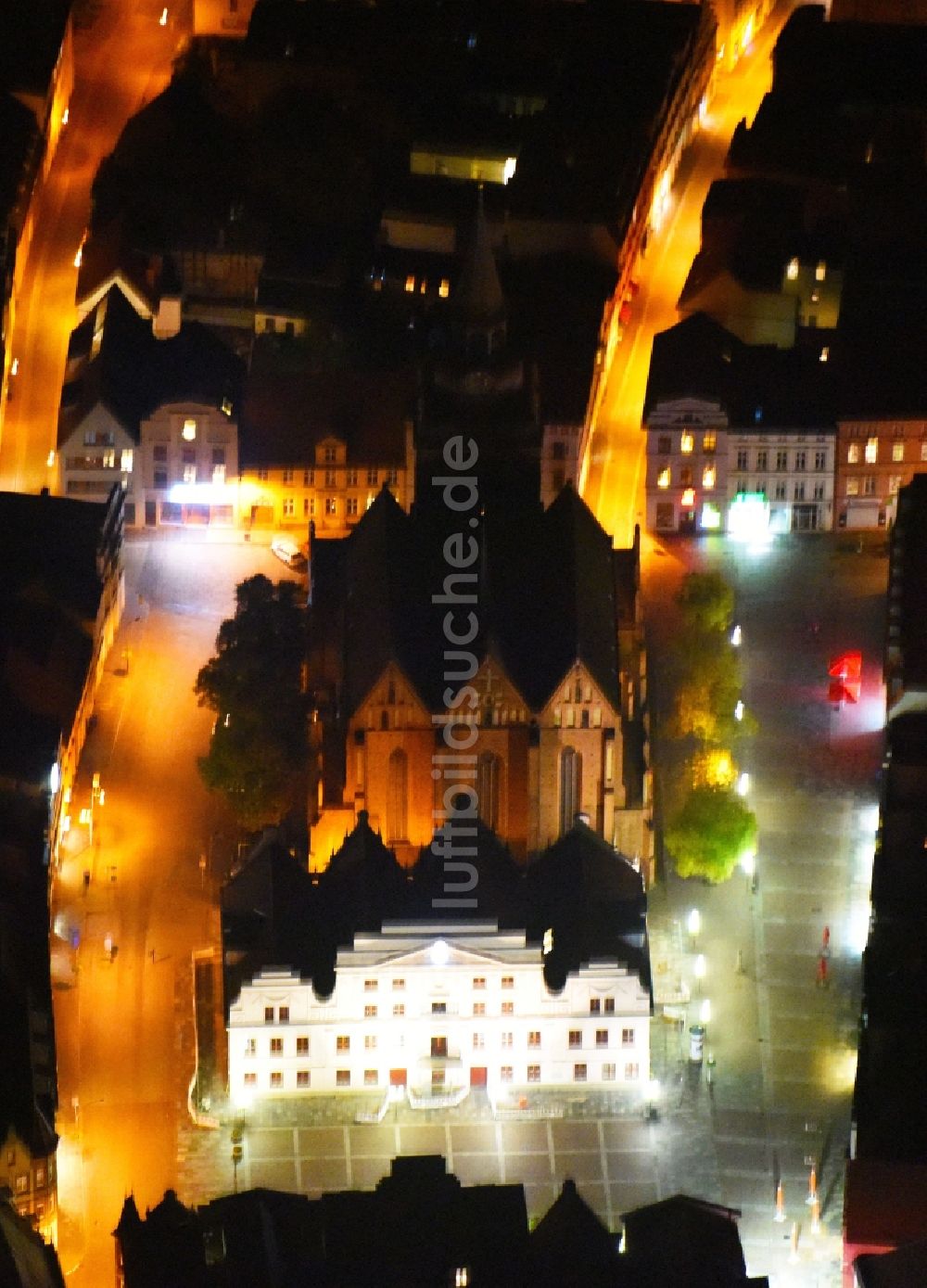 Nacht-Luftaufnahme Güstrow - Nachtluftbild Gebäude der Stadtverwaltung - Rathaus am Marktplatz in Güstrow im Bundesland Mecklenburg-Vorpommern, Deutschland