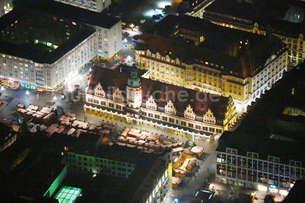 Leipzig bei Nacht aus der Vogelperspektive: Nachtluftbild Gebäude der Stadtverwaltung - Rathaus am Marktplatz im Ortsteil Mitte in Leipzig im Bundesland Sachsen