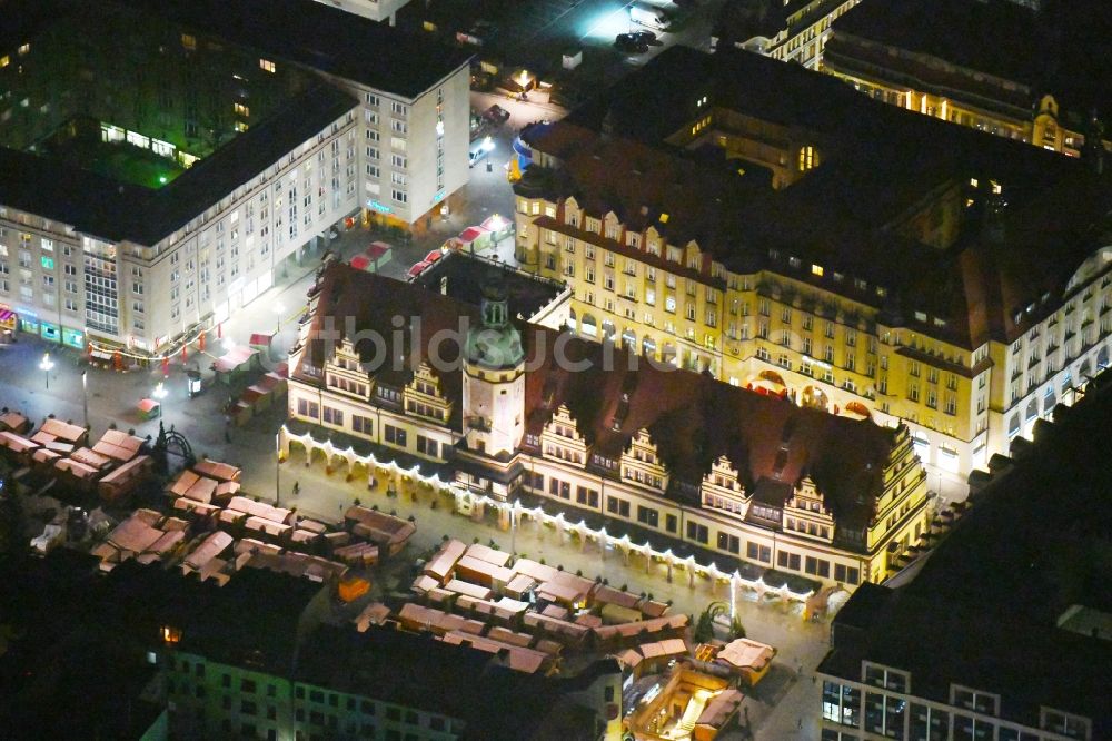 Nachtluftbild Leipzig - Nachtluftbild Gebäude der Stadtverwaltung - Rathaus am Marktplatz im Ortsteil Mitte in Leipzig im Bundesland Sachsen