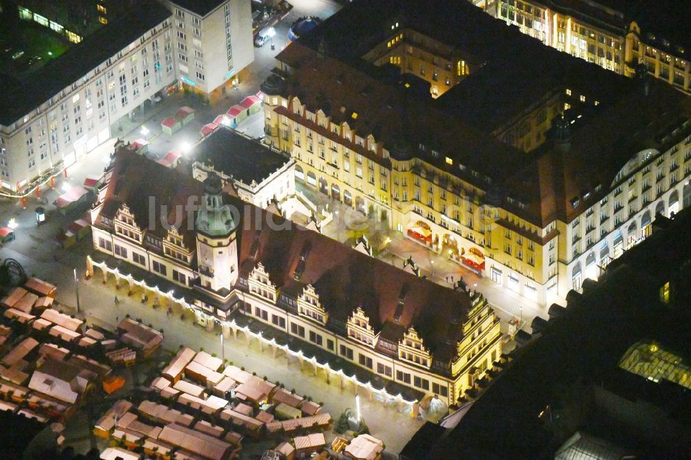 Nacht-Luftaufnahme Leipzig - Nachtluftbild Gebäude der Stadtverwaltung - Rathaus am Marktplatz im Ortsteil Mitte in Leipzig im Bundesland Sachsen