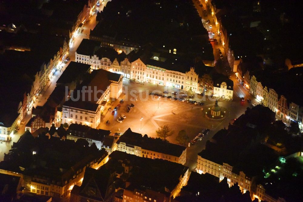 Wismar bei Nacht aus der Vogelperspektive: Nachtluftbild Gebäude der Stadtverwaltung - Rathaus am Marktplatz in Wismar im Bundesland Mecklenburg-Vorpommern, Deutschland