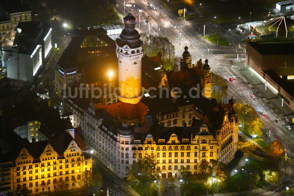 Leipzig bei Nacht von oben - Nachtluftbild Gebäude der Stadtverwaltung - Rathaus am Martin-Luther-Ring in Leipzig im Bundesland Sachsen