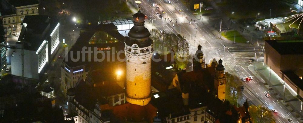 Leipzig bei Nacht aus der Vogelperspektive: Nachtluftbild Gebäude der Stadtverwaltung - Rathaus am Martin-Luther-Ring in Leipzig im Bundesland Sachsen