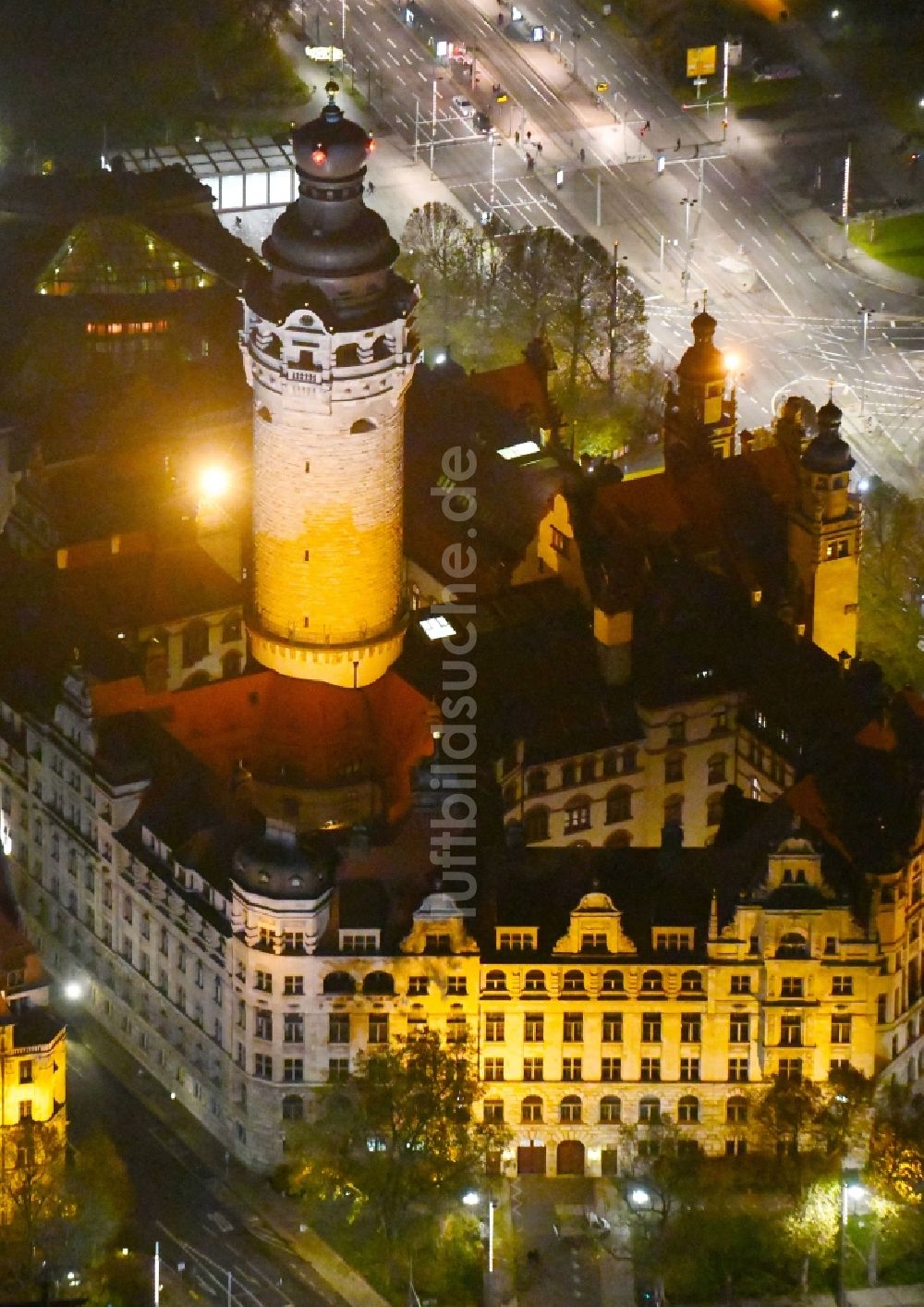 Nachtluftbild Leipzig - Nachtluftbild Gebäude der Stadtverwaltung - Rathaus am Martin-Luther-Ring in Leipzig im Bundesland Sachsen