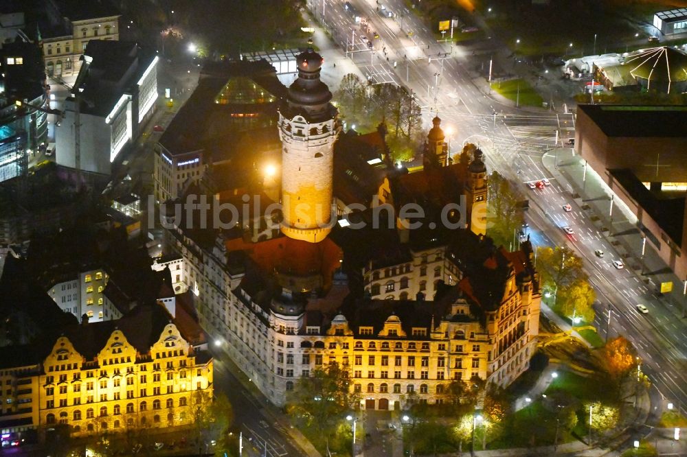 Nacht-Luftaufnahme Leipzig - Nachtluftbild Gebäude der Stadtverwaltung - Rathaus am Martin-Luther-Ring in Leipzig im Bundesland Sachsen