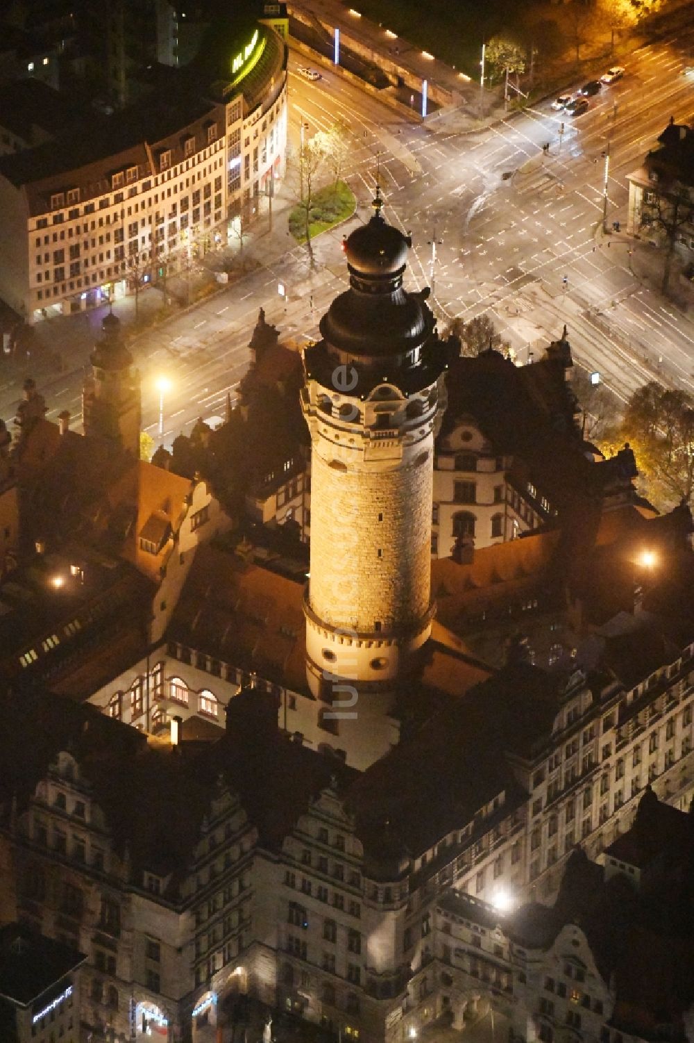 Leipzig bei Nacht von oben - Nachtluftbild Gebäude der Stadtverwaltung - Rathaus am Martin-Luther-Ring in Leipzig im Bundesland Sachsen