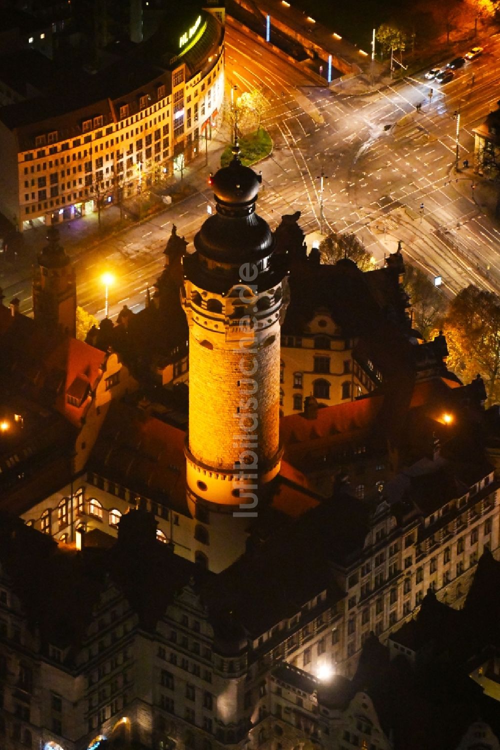 Leipzig bei Nacht aus der Vogelperspektive: Nachtluftbild Gebäude der Stadtverwaltung - Rathaus am Martin-Luther-Ring in Leipzig im Bundesland Sachsen