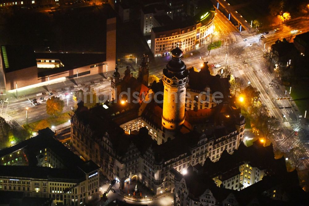 Nachtluftbild Leipzig - Nachtluftbild Gebäude der Stadtverwaltung - Rathaus am Martin-Luther-Ring in Leipzig im Bundesland Sachsen