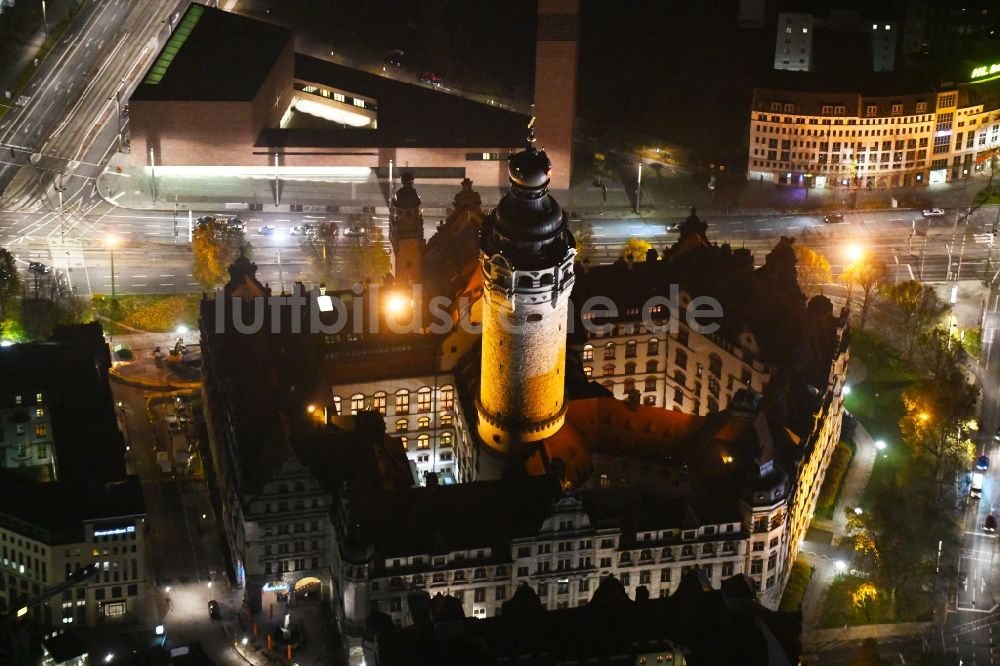 Nacht-Luftaufnahme Leipzig - Nachtluftbild Gebäude der Stadtverwaltung - Rathaus am Martin-Luther-Ring in Leipzig im Bundesland Sachsen