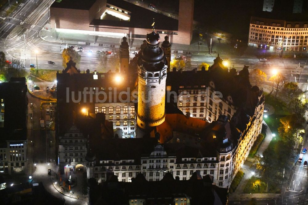 Leipzig bei Nacht von oben - Nachtluftbild Gebäude der Stadtverwaltung - Rathaus am Martin-Luther-Ring in Leipzig im Bundesland Sachsen