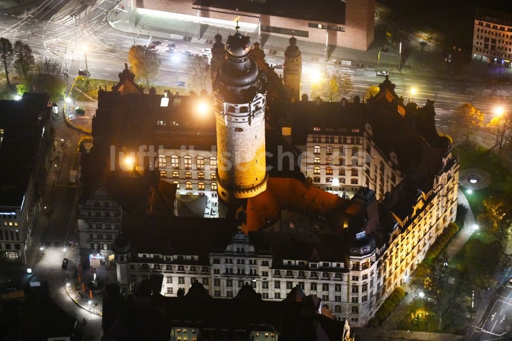 Leipzig bei Nacht aus der Vogelperspektive: Nachtluftbild Gebäude der Stadtverwaltung - Rathaus am Martin-Luther-Ring in Leipzig im Bundesland Sachsen