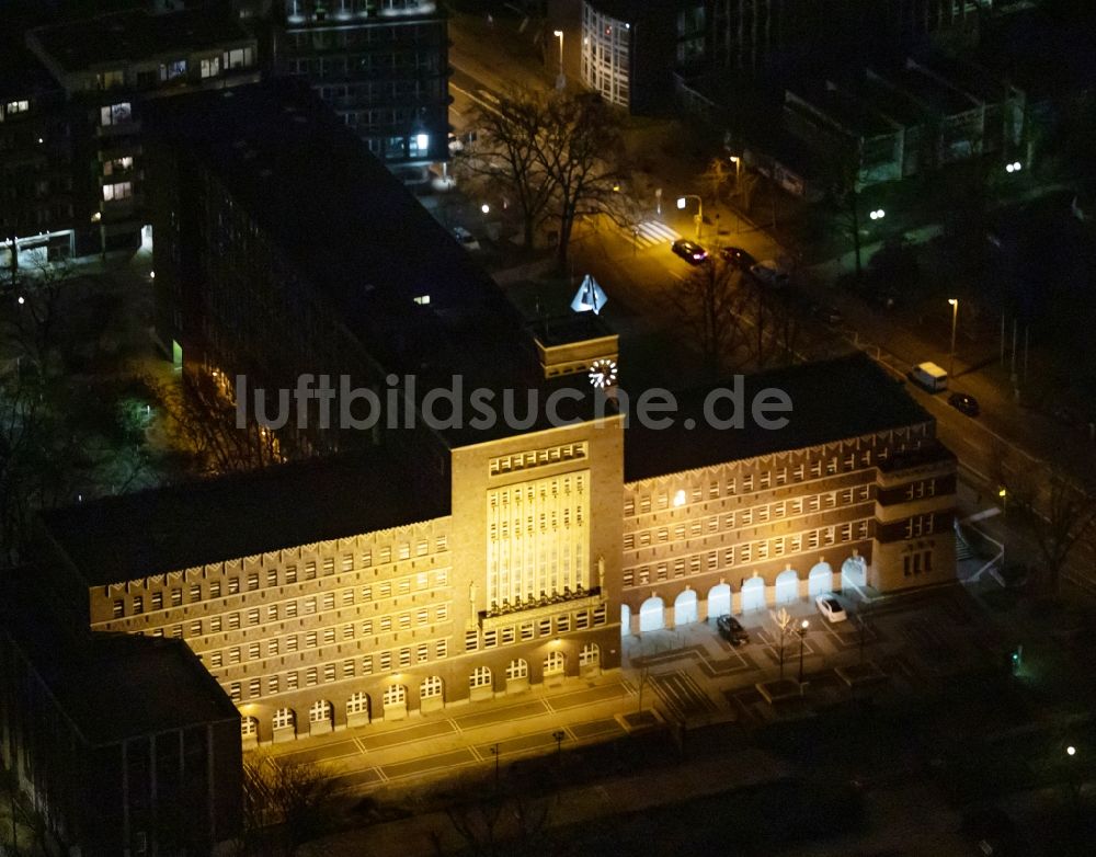 Nacht-Luftaufnahme Oberhausen - Nachtluftbild Gebäude der Stadtverwaltung - Rathaus Oberhausen in Oberhausen im Bundesland Nordrhein-Westfalen, Deutschland