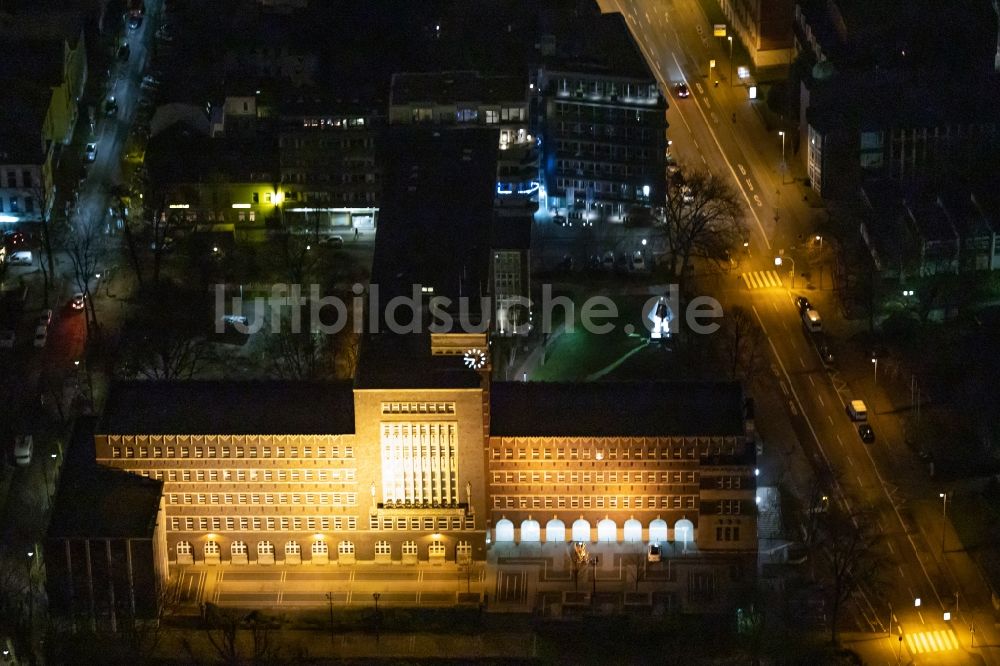 Oberhausen bei Nacht von oben - Nachtluftbild Gebäude der Stadtverwaltung - Rathaus Oberhausen in Oberhausen im Bundesland Nordrhein-Westfalen, Deutschland