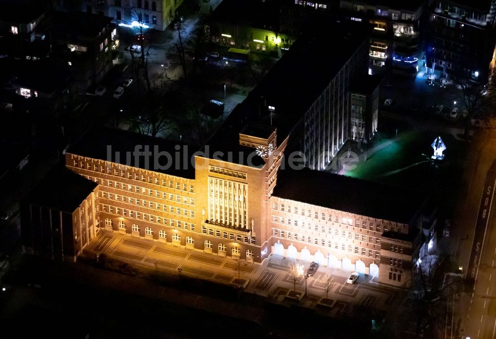 Oberhausen bei Nacht aus der Vogelperspektive: Nachtluftbild Gebäude der Stadtverwaltung - Rathaus Oberhausen in Oberhausen im Bundesland Nordrhein-Westfalen, Deutschland