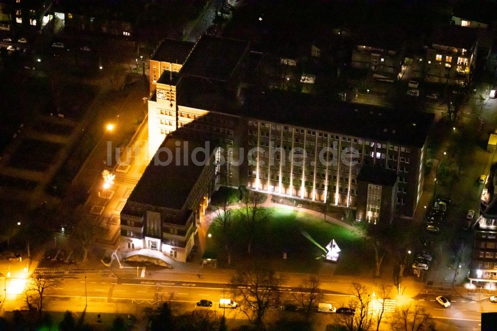 Nachtluftbild Oberhausen - Nachtluftbild Gebäude der Stadtverwaltung - Rathaus Oberhausen in Oberhausen im Bundesland Nordrhein-Westfalen, Deutschland