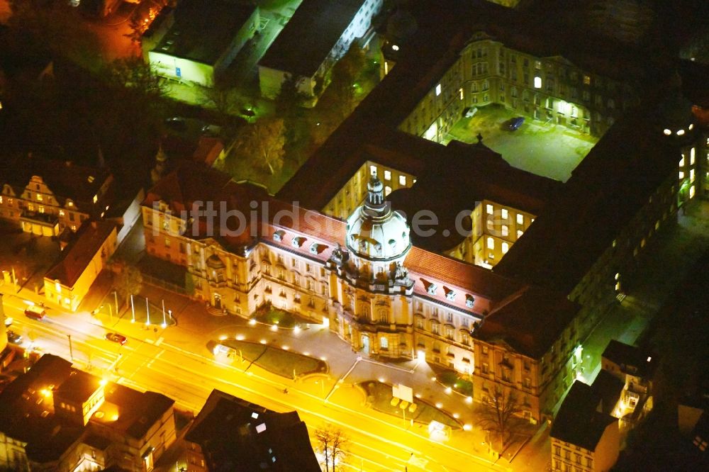 Nachtluftbild Potsdam - Nachtluftbild Gebäude der Stadtverwaltung - Rathaus in Potsdam im Bundesland Brandenburg, Deutschland