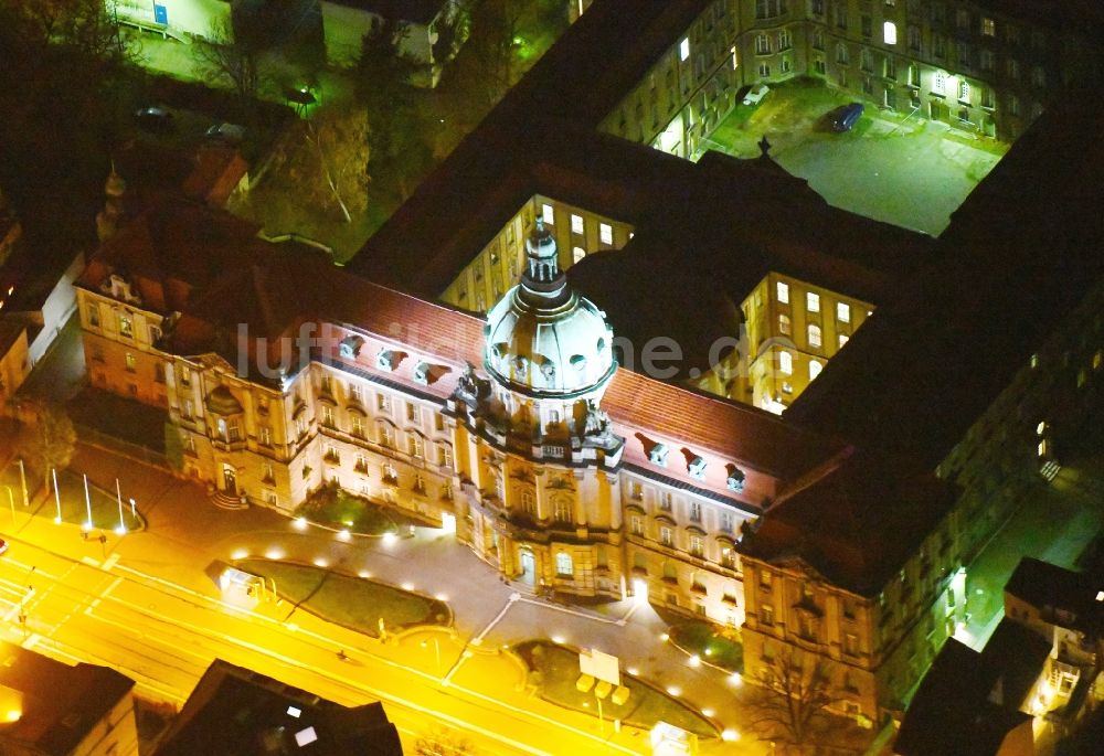 Nacht-Luftaufnahme Potsdam - Nachtluftbild Gebäude der Stadtverwaltung - Rathaus in Potsdam im Bundesland Brandenburg, Deutschland