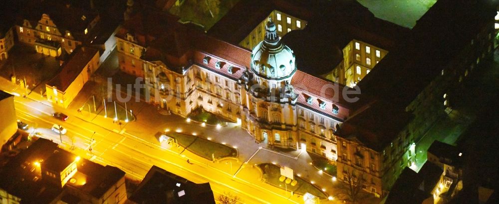 Potsdam bei Nacht von oben - Nachtluftbild Gebäude der Stadtverwaltung - Rathaus in Potsdam im Bundesland Brandenburg, Deutschland