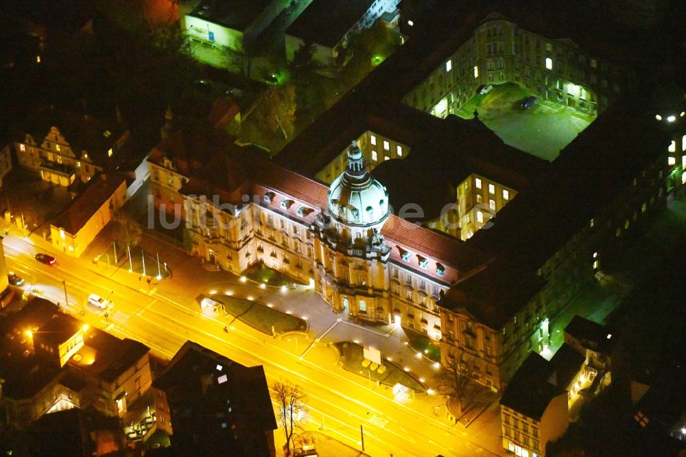 Potsdam bei Nacht aus der Vogelperspektive: Nachtluftbild Gebäude der Stadtverwaltung - Rathaus in Potsdam im Bundesland Brandenburg, Deutschland