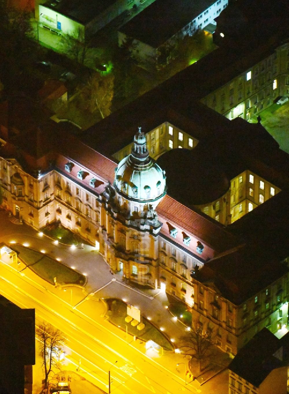 Nachtluftbild Potsdam - Nachtluftbild Gebäude der Stadtverwaltung - Rathaus in Potsdam im Bundesland Brandenburg, Deutschland