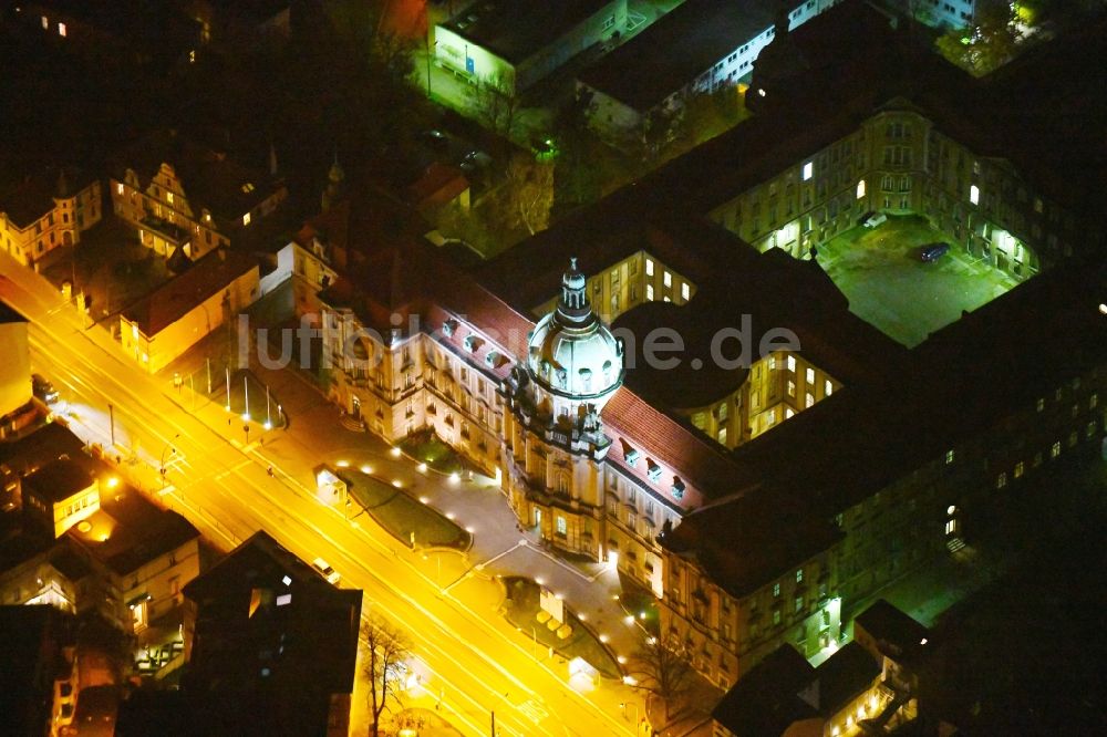 Nacht-Luftaufnahme Potsdam - Nachtluftbild Gebäude der Stadtverwaltung - Rathaus in Potsdam im Bundesland Brandenburg, Deutschland