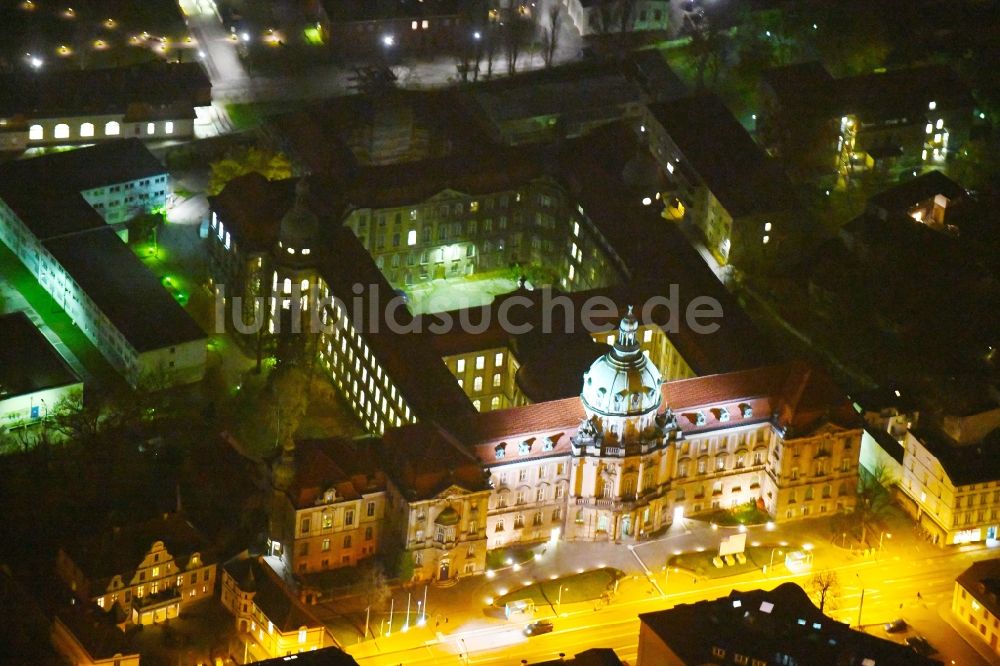 Potsdam bei Nacht aus der Vogelperspektive: Nachtluftbild Gebäude der Stadtverwaltung - Rathaus in Potsdam im Bundesland Brandenburg, Deutschland