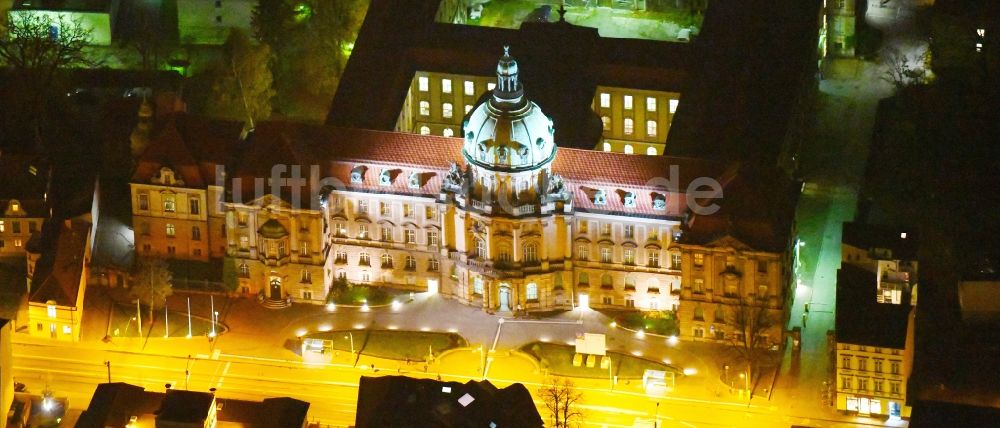 Nacht-Luftaufnahme Potsdam - Nachtluftbild Gebäude der Stadtverwaltung - Rathaus in Potsdam im Bundesland Brandenburg, Deutschland