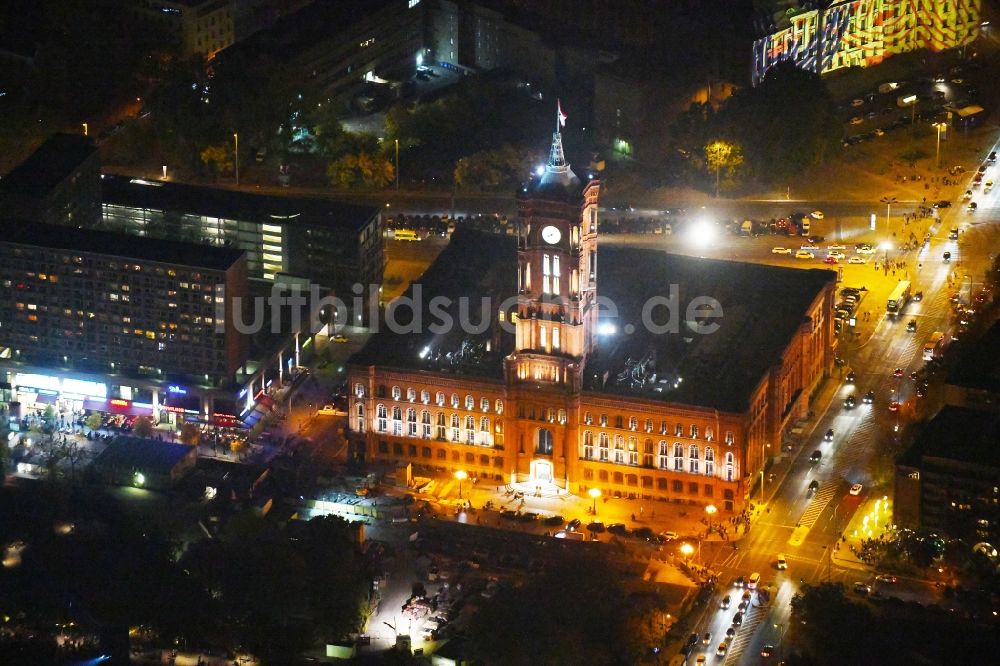 Berlin bei Nacht aus der Vogelperspektive: Nachtluftbild Gebäude der Stadtverwaltung - Rathaus Rotes Rathaus an der Rathausstraße im Ortsteil Mitte in Berlin, Deutschland