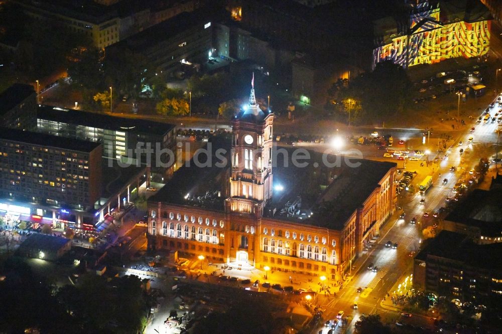 Nachtluftbild Berlin - Nachtluftbild Gebäude der Stadtverwaltung - Rathaus Rotes Rathaus an der Rathausstraße im Ortsteil Mitte in Berlin, Deutschland