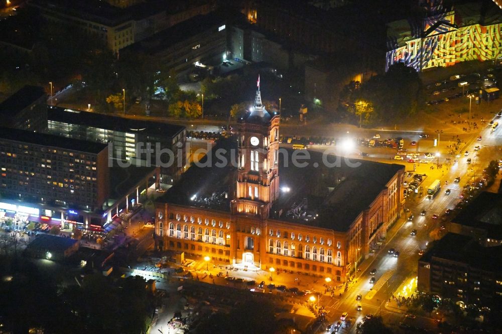 Nacht-Luftaufnahme Berlin - Nachtluftbild Gebäude der Stadtverwaltung - Rathaus Rotes Rathaus an der Rathausstraße im Ortsteil Mitte in Berlin, Deutschland